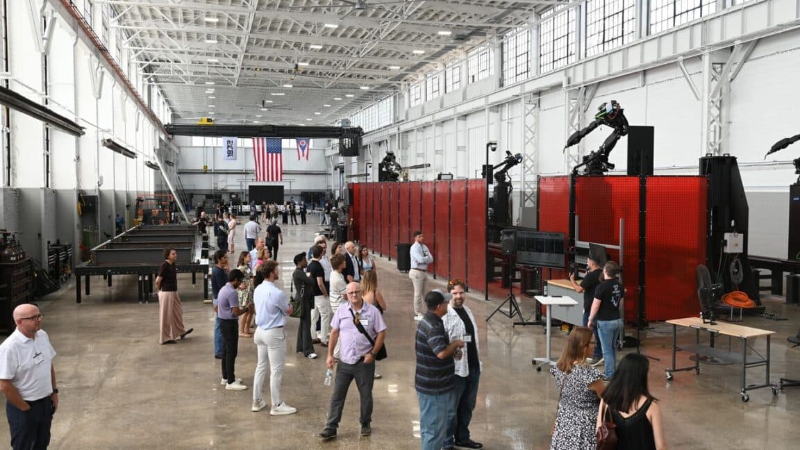 Sobiq SpaceX muhandislari po'lat konstruksiyalar ishlab chiqaruvchi robotlashtirilgan zavod qurmoqda maqolasi rasmi